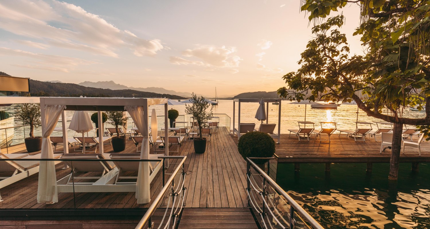 (c)Seehotel Dr. Jilly_Privatbadestrand_mit_Daybeds