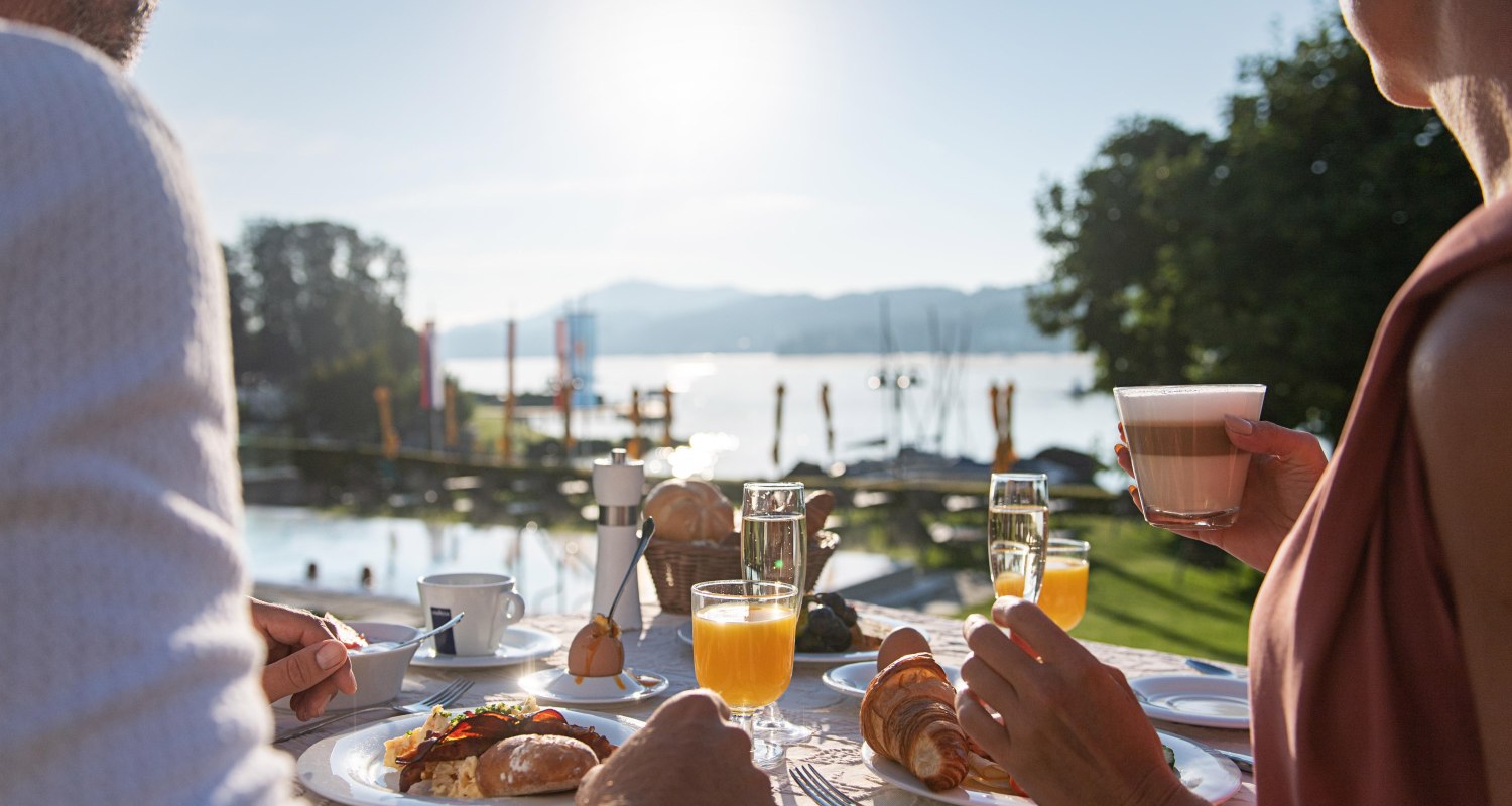 Frühstück im Garten mit Seeblick Frühstück im Garten mit Seeblick