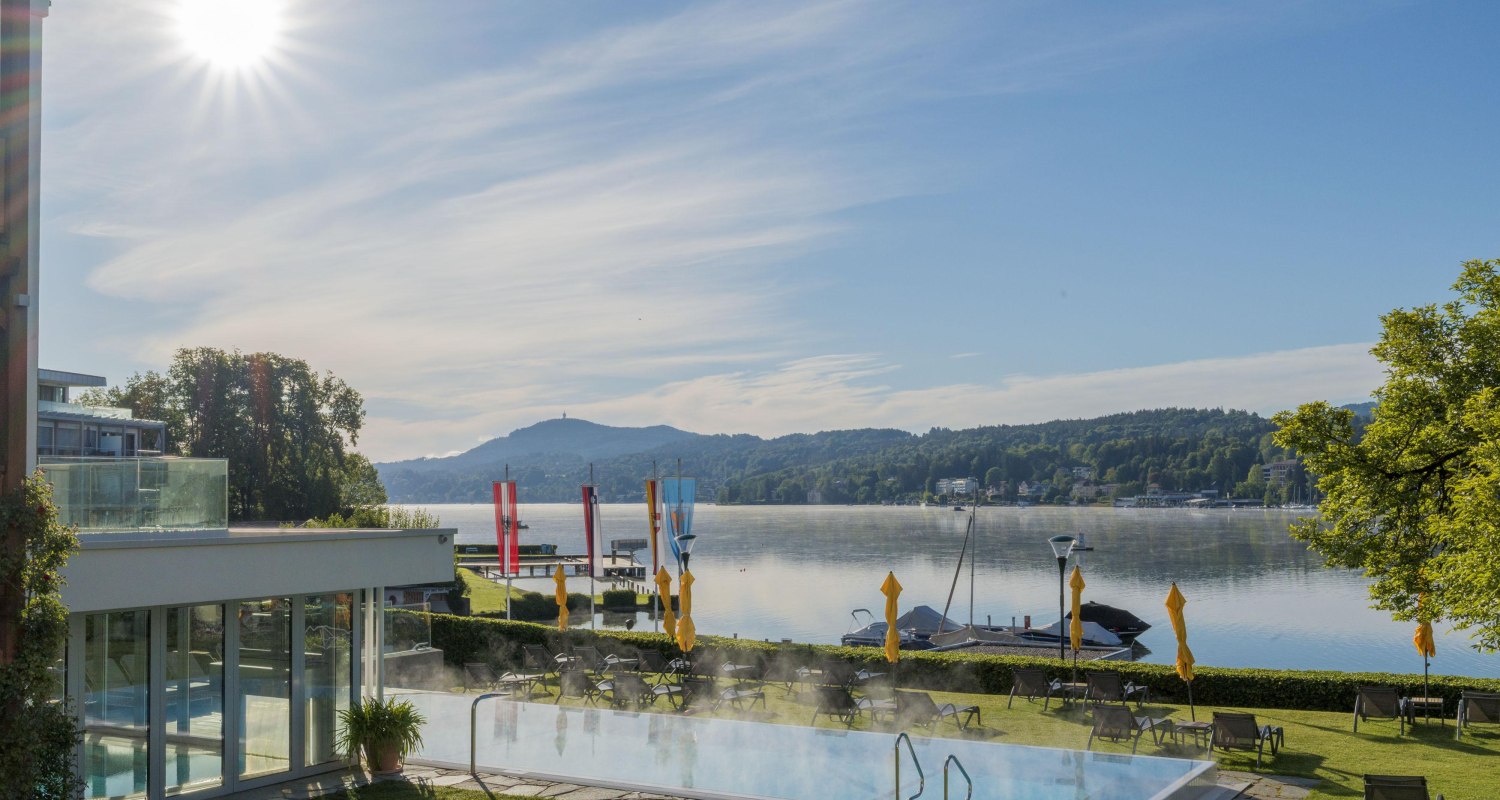 Pool mit Seeblick am Morgen Pool mit Seeblick am Morgen