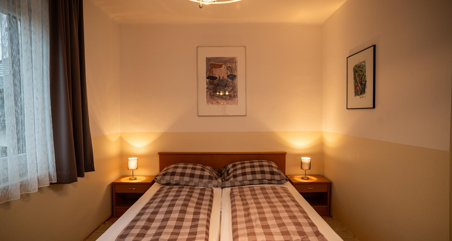 GasthausOgris_Dreibettzimmer_2025_(c)PoeschlWK (1) GasthausOgris_Dreibettzimmer_2025_(c)PoeschlWK (1)