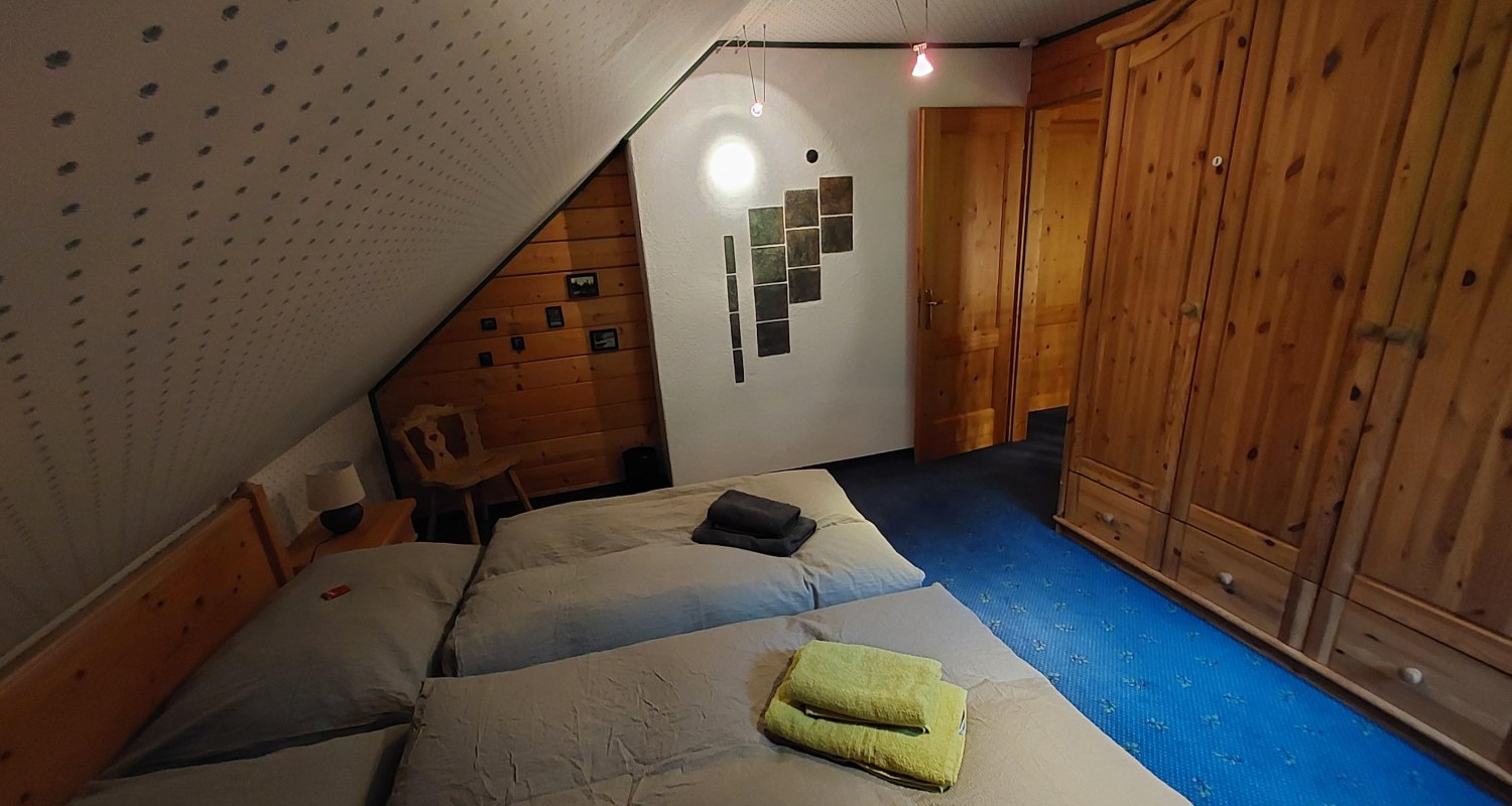Schlafzimmer 3, Obergeschoss, © Kraxlhütte
