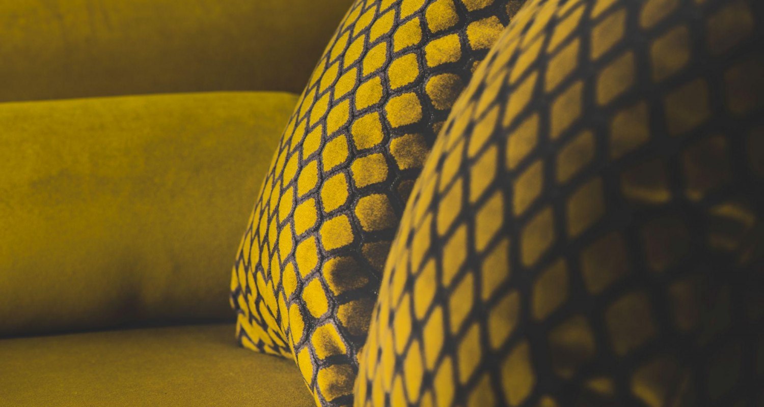 couch-detail-im-neuen-doppelzimmer-seeseite-im-hot