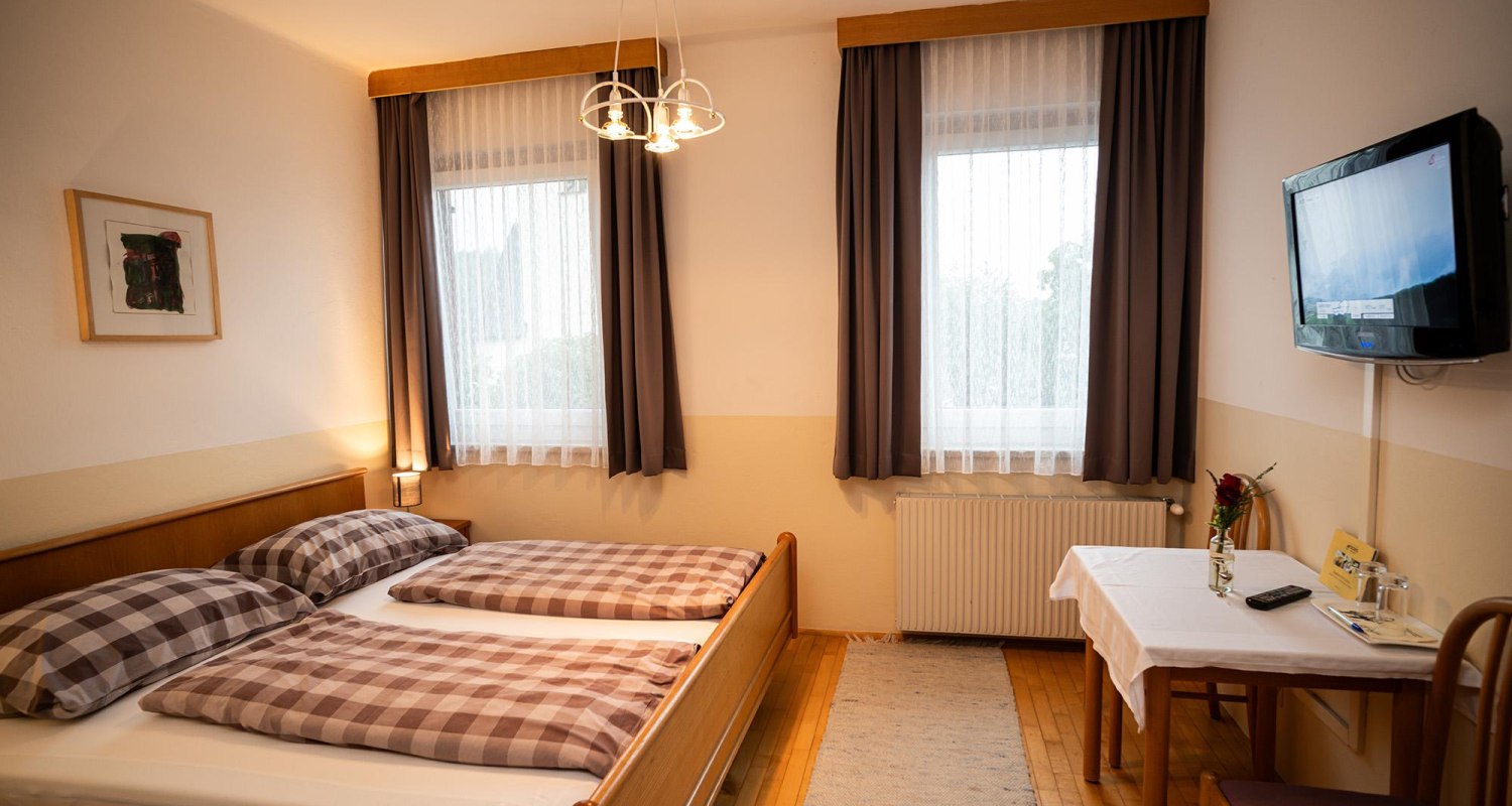 Gasthaus_Ogris_Doppelbettzimmer_2025_(c)PoeschlWK Gasthaus_Ogris_Doppelbettzimmer_2025_(c)PoeschlWK