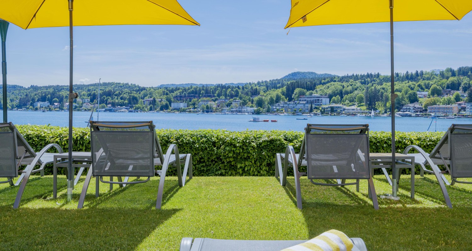 Sonnenliegen mit Seeblick Sonnenliegen mit Seeblick
